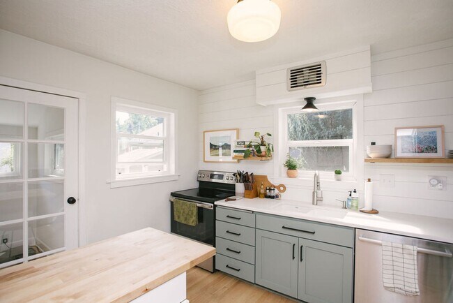 Building Photo - One of a kind house with on-site laundry, ...