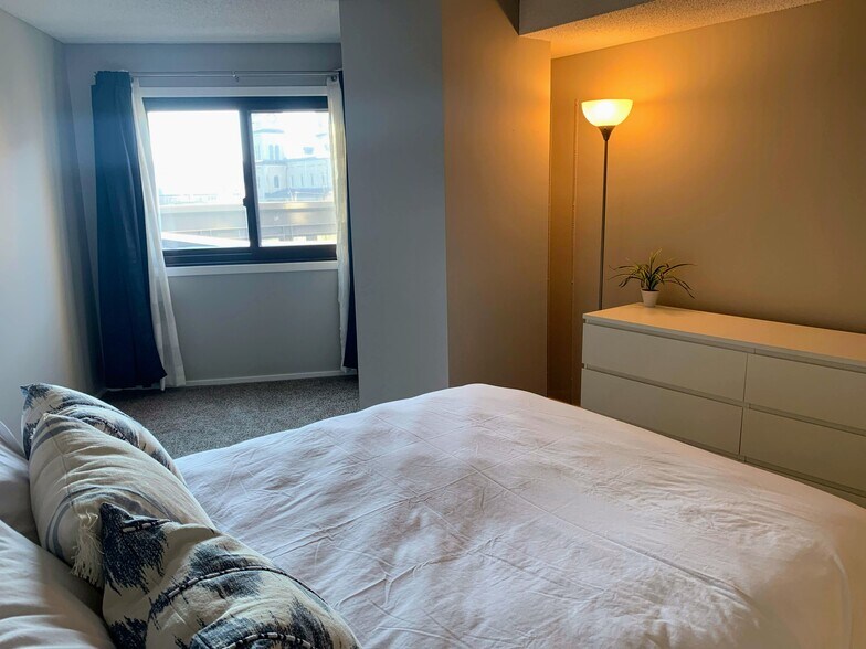 Building Photo - 26 10th St W