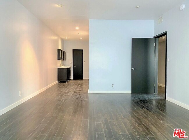 Building Photo - 825 Le Doux Rd