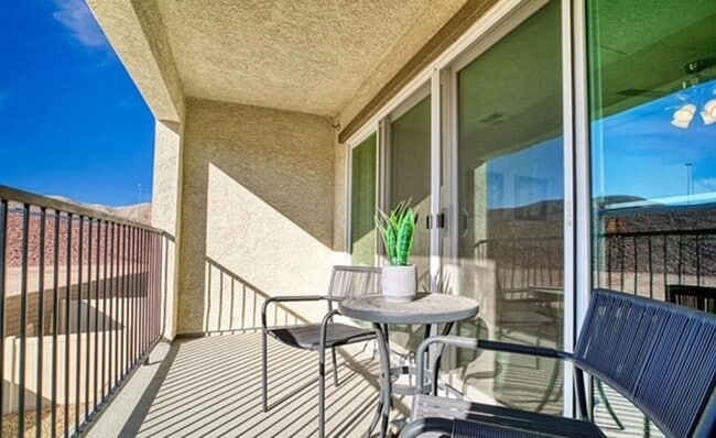 Building Photo - BEAUTIFUL 3 BEDROOM 3 BATH TRI-LEVEL HOME ...