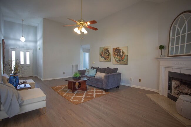 Building Photo - "Charming 4-Bedroom Retreat with Guest Suite & 3 Baths in Murfreesboro!"