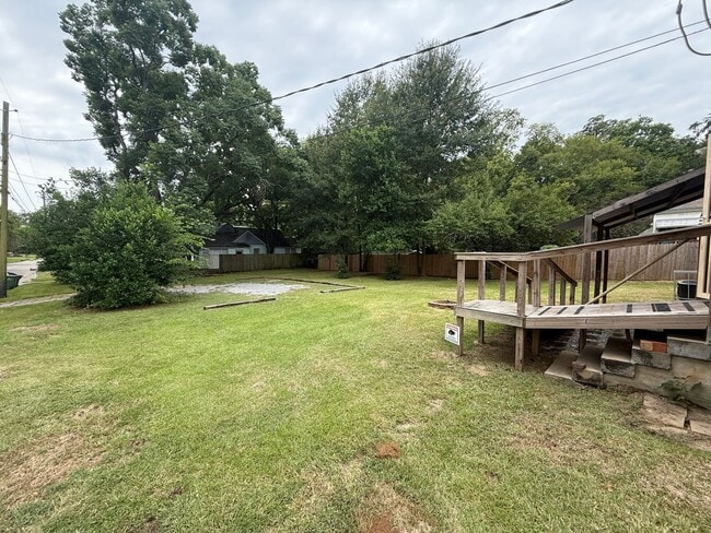Building Photo - ** 3 bed 2 bath located in Cloverdale ** C...