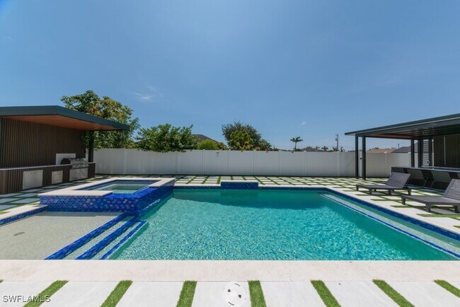 Building Photo - 4024 Chiquita Blvd S