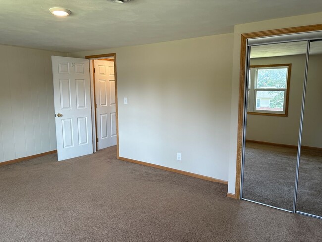 Building Photo - 2 Bedroom, 1.5 Bath Townhouse w/Garage in Camanche, IA