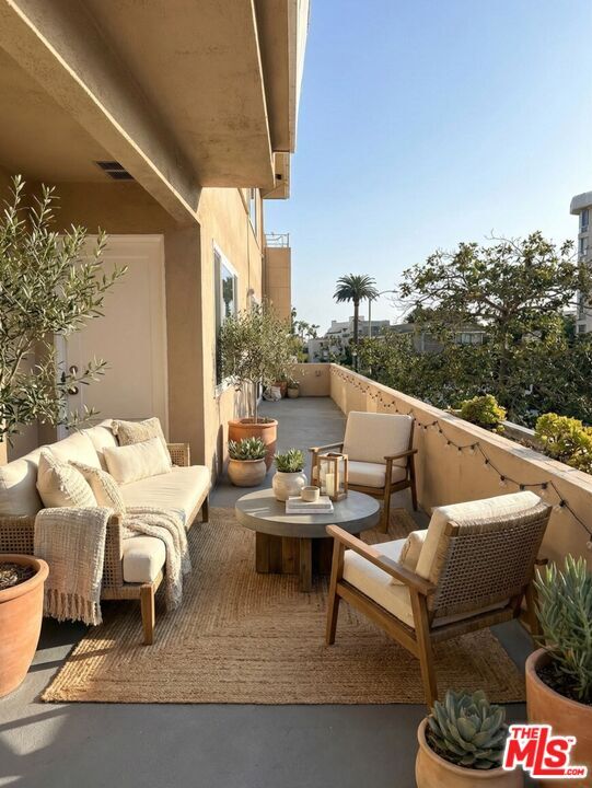 Building Photo - 1366 S Beverly Glen Blvd