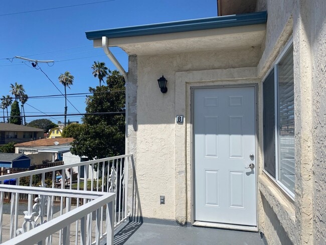 Building Photo - Upstairs 2BD Apartment Home! Great PB Location! Garage! AC!