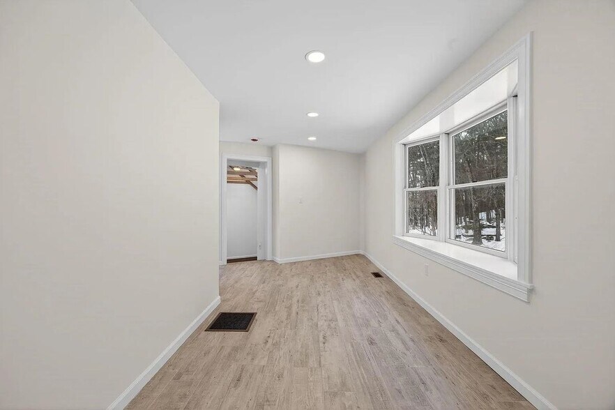 Building Photo - 166 Londonderry Rd