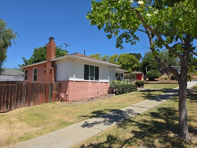 Building Photo - Super Cute and Updated Cottage near Downtown