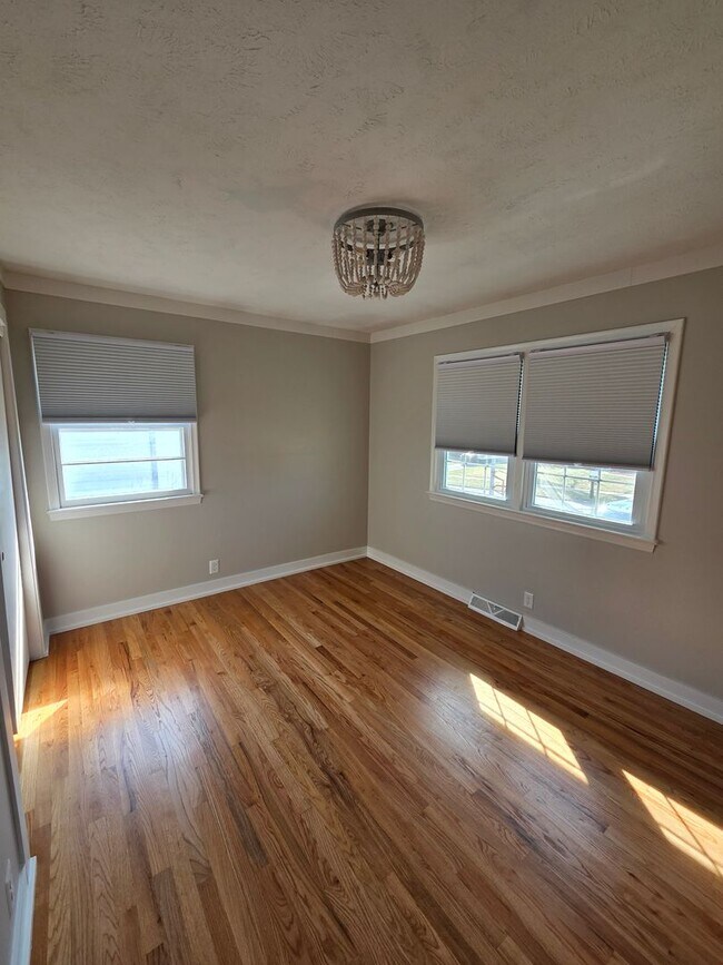 Building Photo - 3 bed, 2 bath, 1 car garage, fenced backyard, newly remodeled!