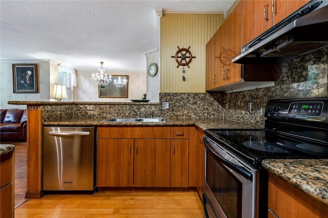 Building Photo - 19601 E Country Club Dr