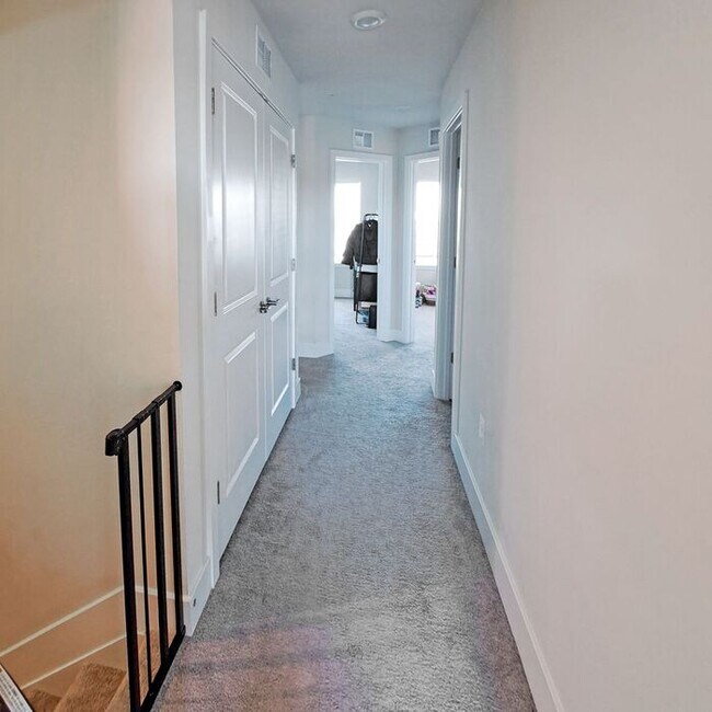 Building Photo - Gorgeous 4-Level Townhome with Rooftop Ter...