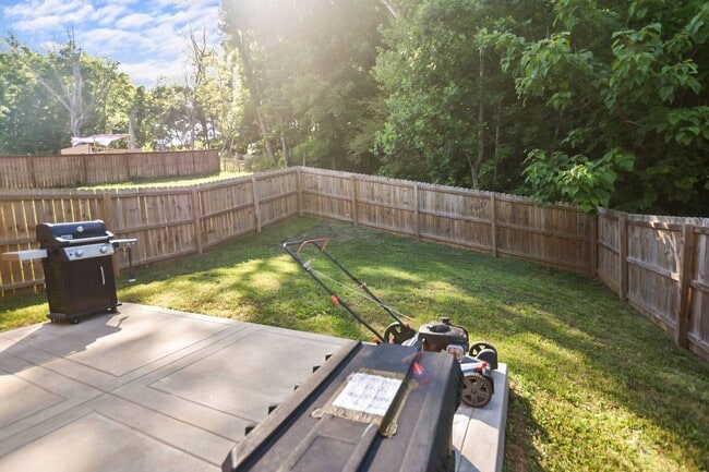 Building Photo - Pet Friendly Two Bedroom!