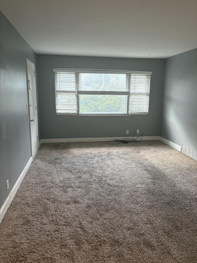 Building Photo - "2-Bedroom in Louisville! Carport Included!- Spacious 1015 Sq Ft Home on Gerald Ct Unit 3!"
