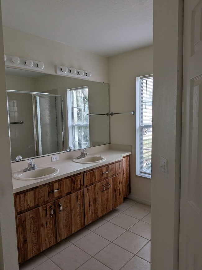 Building Photo - Lovely Oakwood Village Home