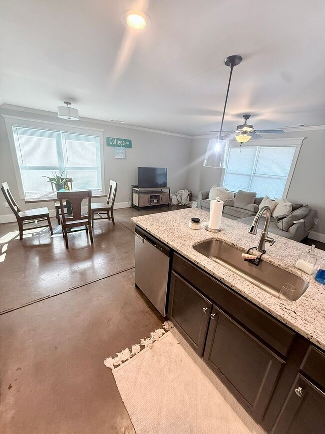 Building Photo - 4 BR/ 3.5 BA Home Located on MLK