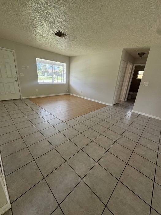 Building Photo - 3 Bedroom, 2 Bath Deltona Home Ready for I...