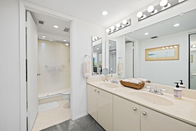 Building Photo - 3420 S Ocean Blvd