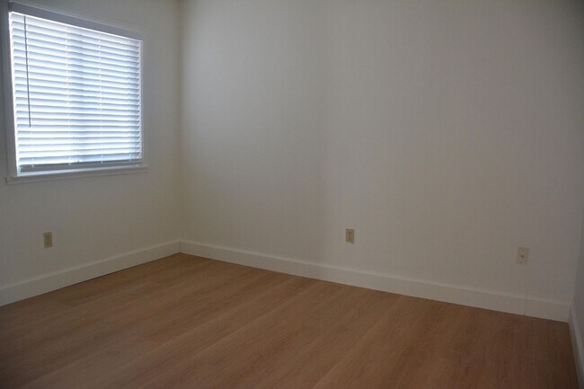 Building Photo - Sharp Pittsburg 3/2