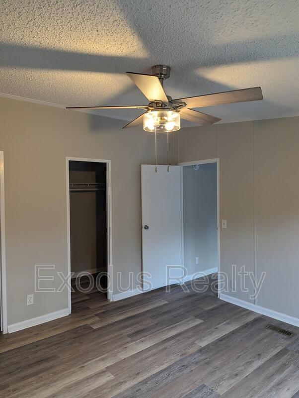 Building Photo - 624 Deer View