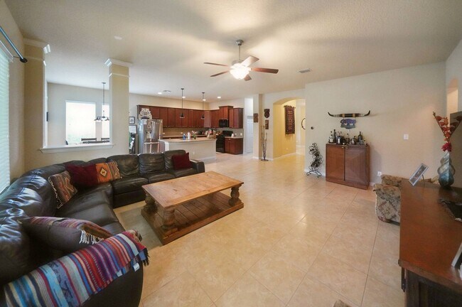 Building Photo - Executive-Style Home Now Available in Crossvine (Schertz) Realtor Commission: $750