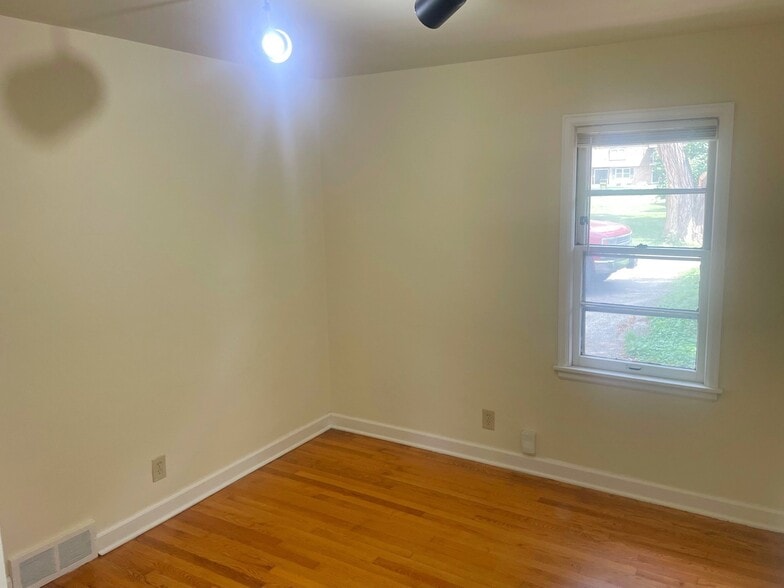 Building Photo - 409 Palomino Ln