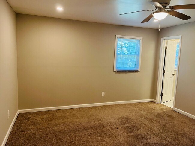 Building Photo - Beautiful 3 bedroom, 3 bathroom with large...