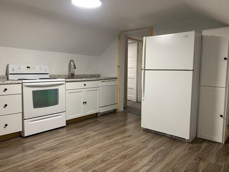 Kitchen - 1006 Oak St