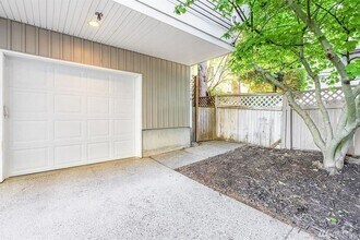 Building Photo - Fantastic Queen Anne Townhome