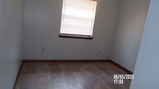 Building Photo - Fantastic Redo located in Terrace Hills.