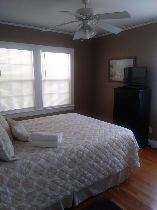 Bed #1 - Queen (Dresser, tv & dvd) - 1423 Bronough N St