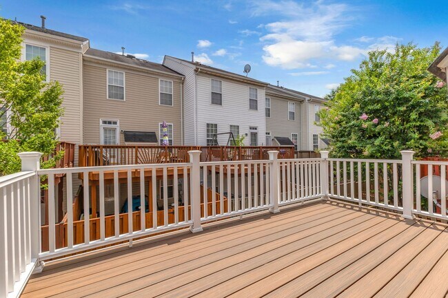 Building Photo - Dream Townhome in Kingstowne – Updated Ele...
