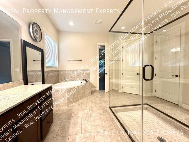 Building Photo - Spacious 5BR/3.5BA Home in Mooresville!