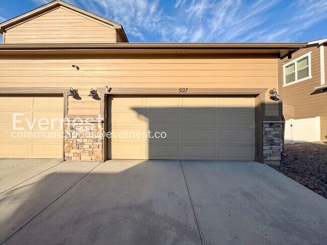 Building Photo - 3 Bed/2.5 Bath Townhome with Garage / Available Now!