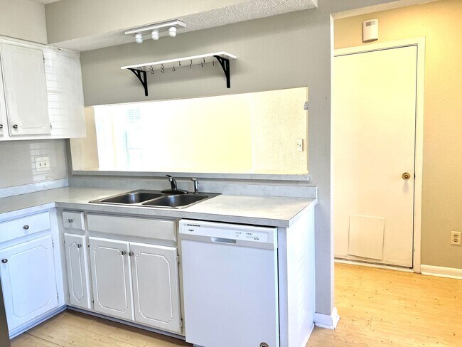 Building Photo - Charming home in Blue Pine Village!