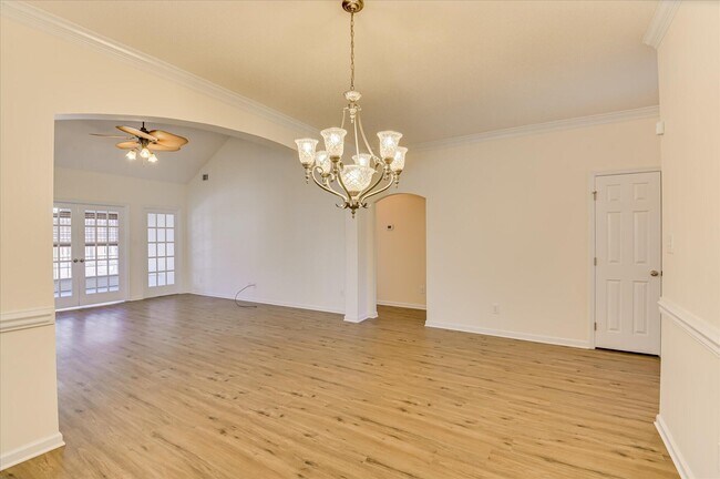 Building Photo - 443 Surrey Park Dr SE