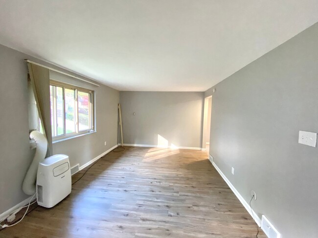 Building Photo - Split Level 3 Bed/1.5 Bath Home - Quiet St...