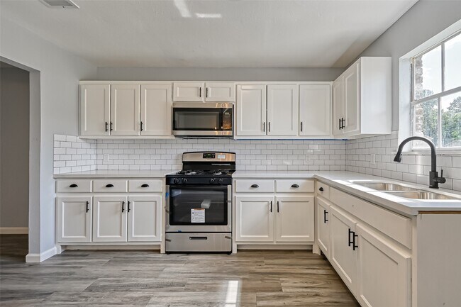 Building Photo - 8623 Valley Forest Dr