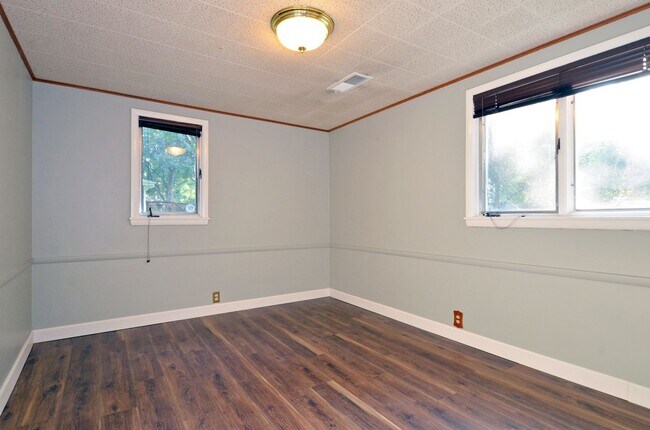 Building Photo - Spacious 5-Bed 3-Bath Home in Edina - Available Now!