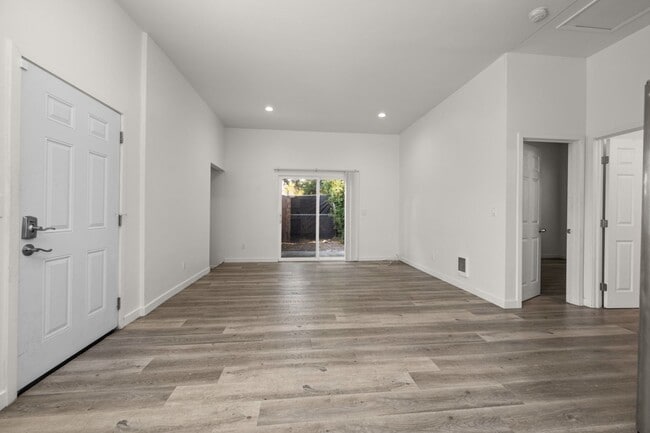 Building Photo - 6208 Pembroke Dr