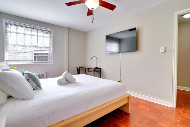 Building Photo - 1420 W Abingdon Dr