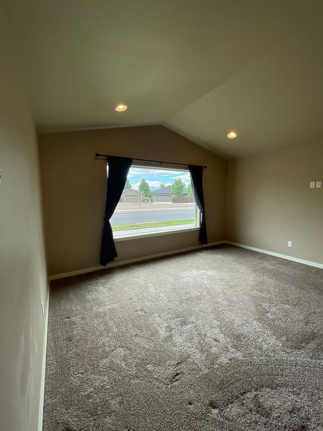 Building Photo - 3 Bedroom /2.5 bath in Prineville's Iron H...