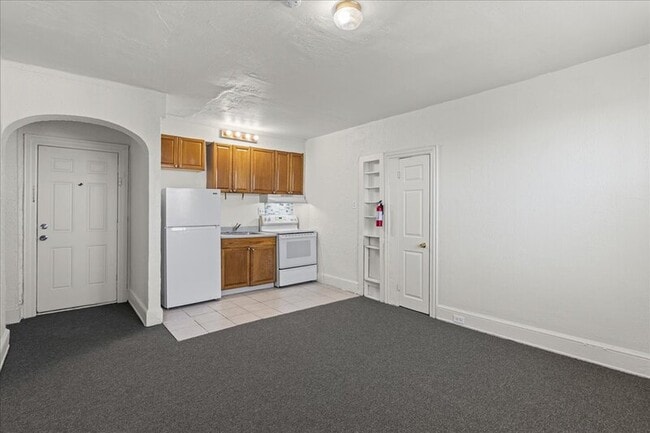 Building Photo - 33 S Iowa Ave