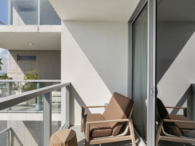 Building Photo - 9521 E Bay Harbor Dr