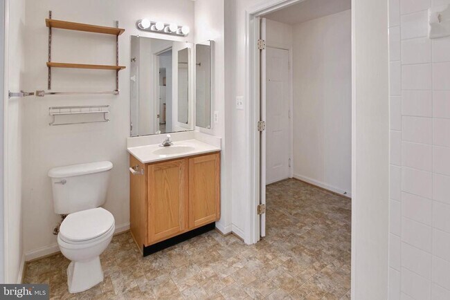 Building Photo - 502 Bradley Ct