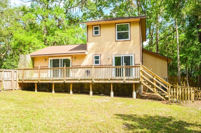 Building Photo - Check out this huge private fenced back yard at this Timberlane home!