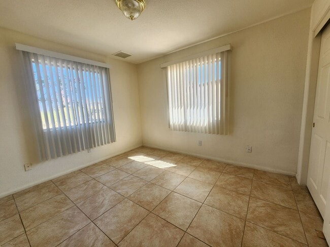 Building Photo - Beautiful 2 Bedroom Home