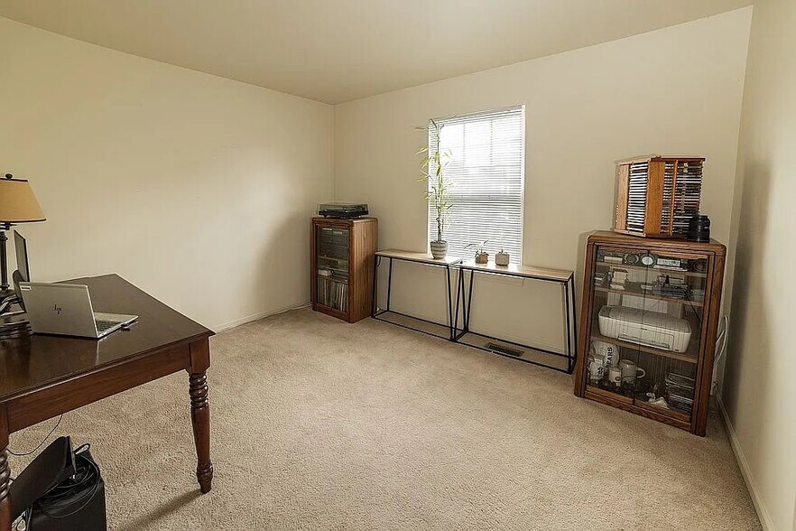 Building Photo - 1702 Saint Ann Dr