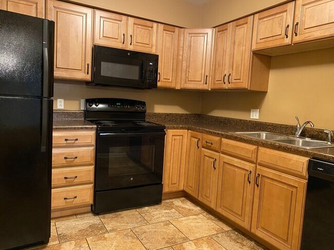 Building Photo - Large 2 Bed 2.5 Bath Apt in Green Hills - ...
