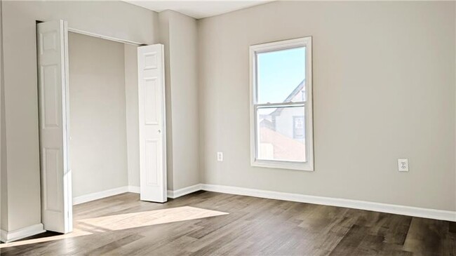 Building Photo - 122 Elm St