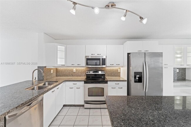 Building Photo - 1120 W Lake St